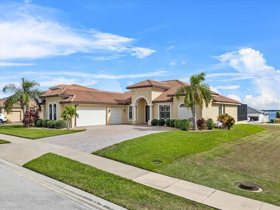 合同活跃: $699,998 (4 贝兹, 3 浴室, 2700 平方英尺)