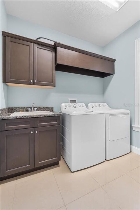 合同活跃: $699,998 (4 贝兹, 3 浴室, 2700 平方英尺)