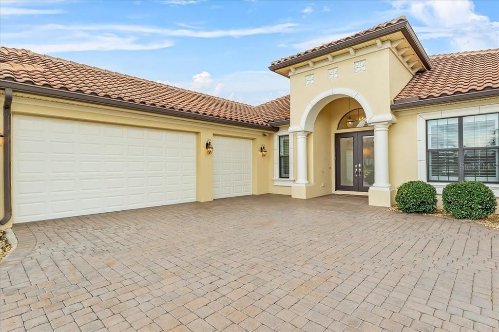 合同活跃: $699,998 (4 贝兹, 3 浴室, 2700 平方英尺)