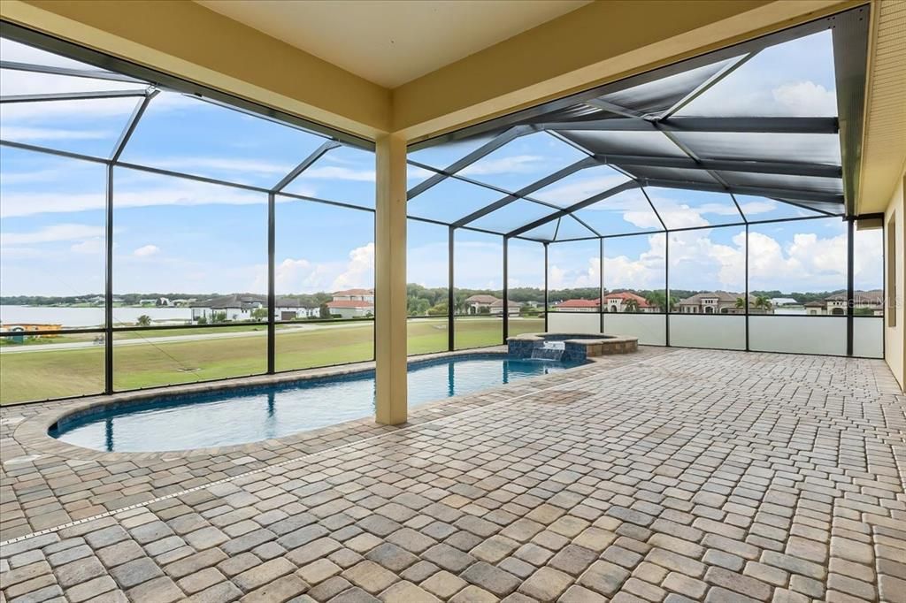 合同活跃: $699,998 (4 贝兹, 3 浴室, 2700 平方英尺)