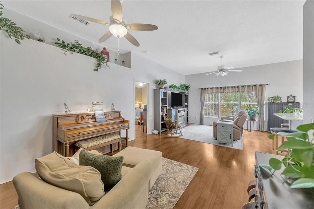 For Rent: $2,300 (3 beds, 2 baths, 1616 Square Feet)