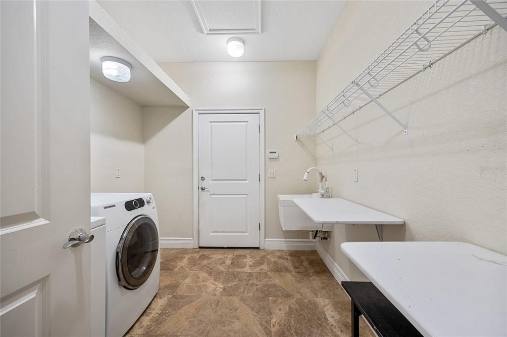 Active With Contract: $600,000 (3 beds, 2 baths, 1880 Square Feet)