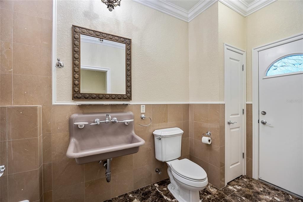 Active With Contract: $600,000 (3 beds, 2 baths, 1880 Square Feet)