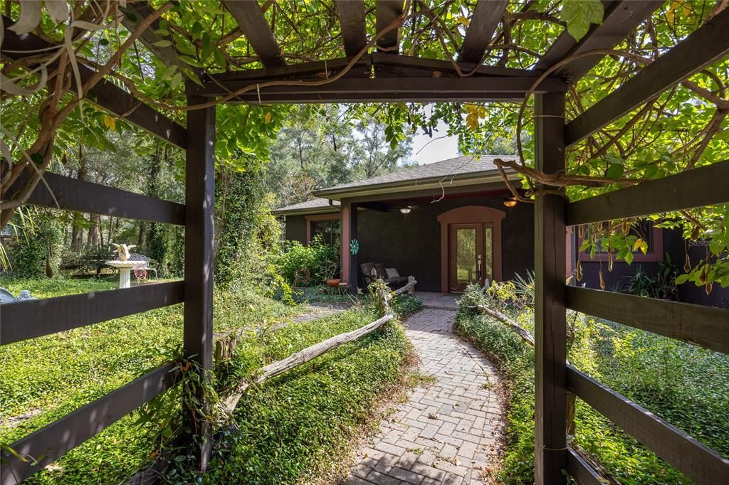 Active With Contract: $600,000 (3 beds, 2 baths, 1880 Square Feet)