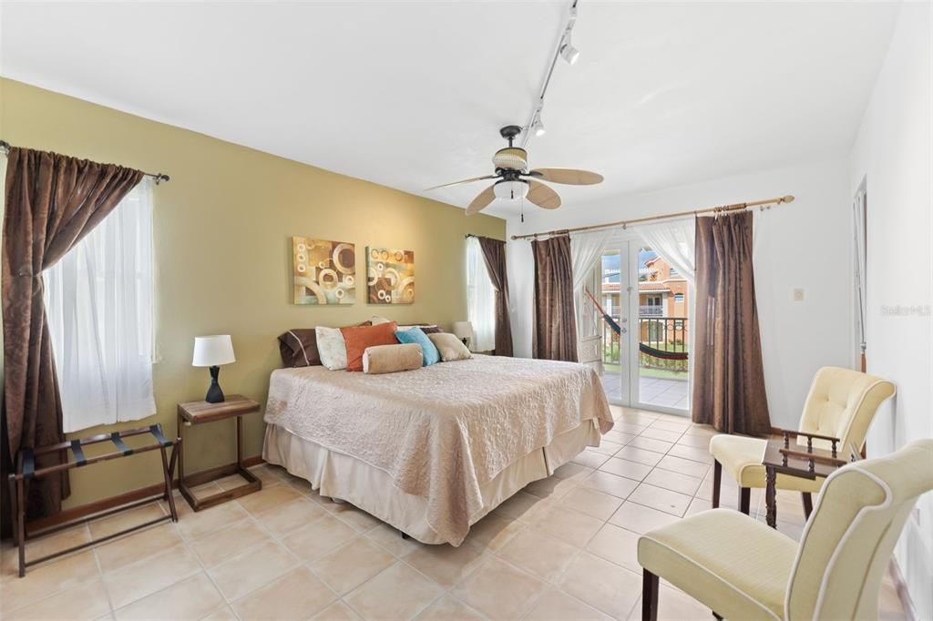 For Sale: $575,000 (3 beds, 3 baths, 2400 Square Feet)