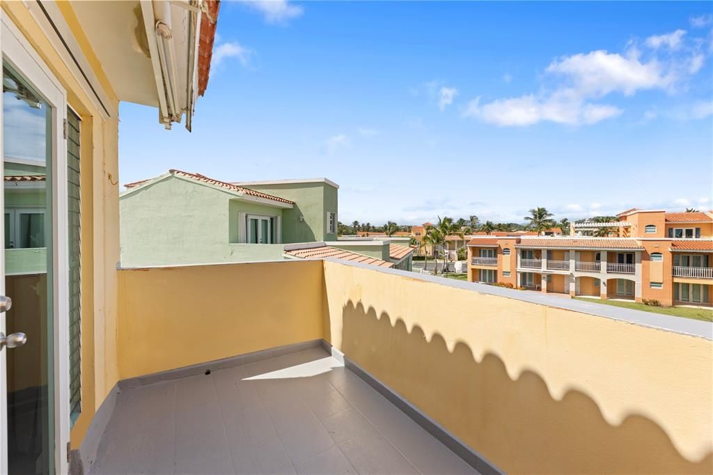 For Sale: $575,000 (3 beds, 3 baths, 2400 Square Feet)