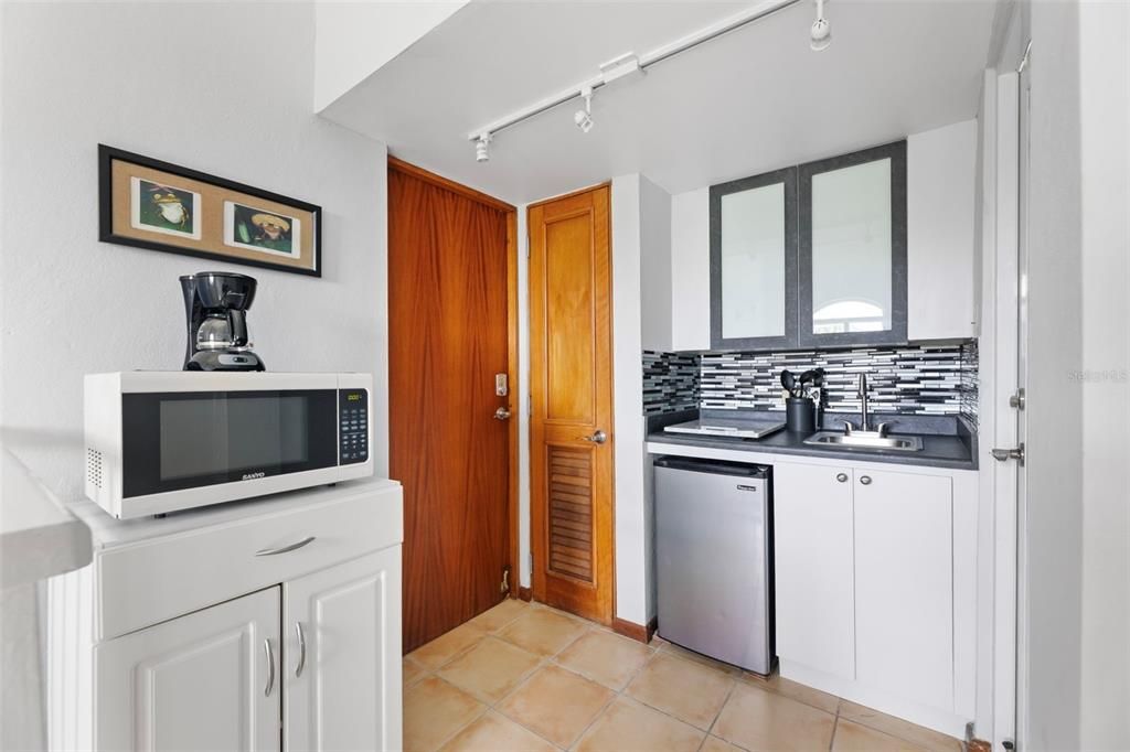 For Sale: $575,000 (3 beds, 3 baths, 2400 Square Feet)