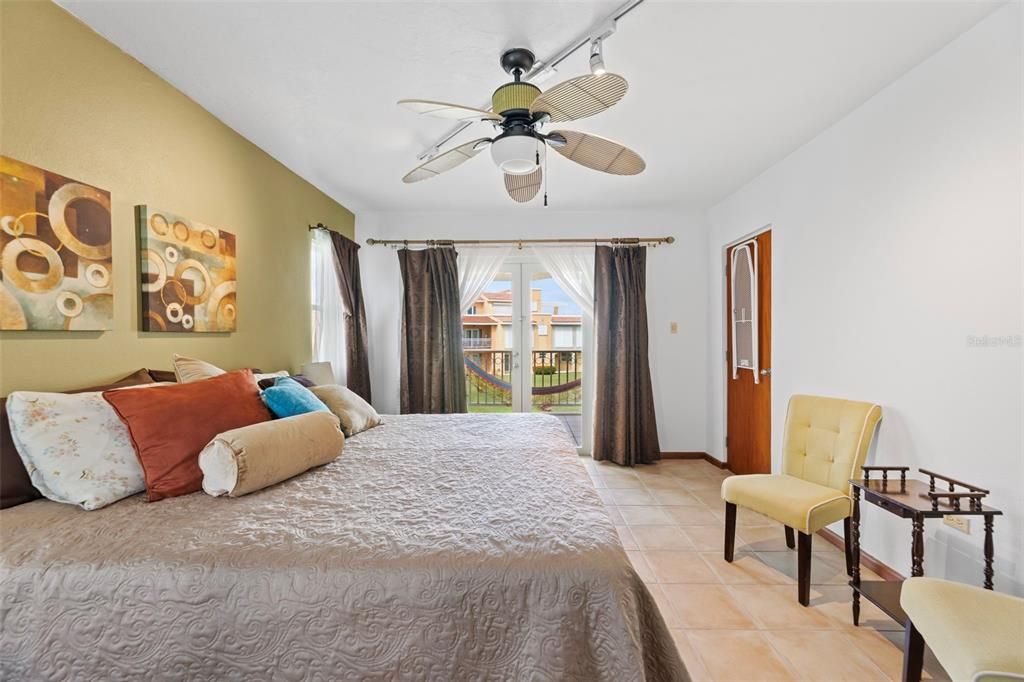 For Sale: $575,000 (3 beds, 3 baths, 2400 Square Feet)