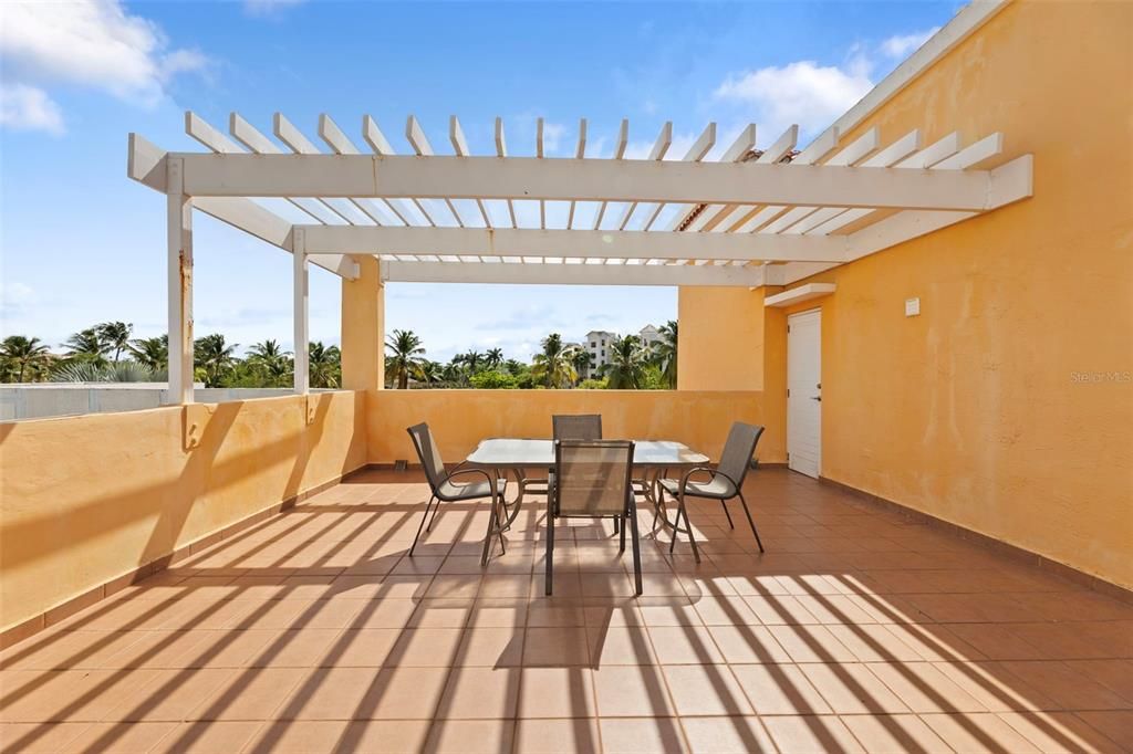 For Sale: $575,000 (3 beds, 3 baths, 2400 Square Feet)