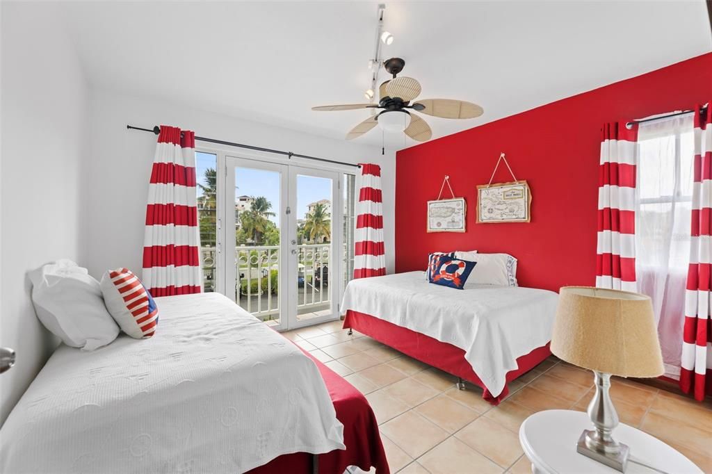 For Sale: $575,000 (3 beds, 3 baths, 2400 Square Feet)