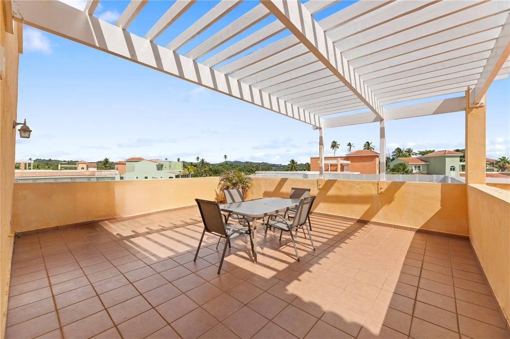 For Sale: $575,000 (3 beds, 3 baths, 2400 Square Feet)