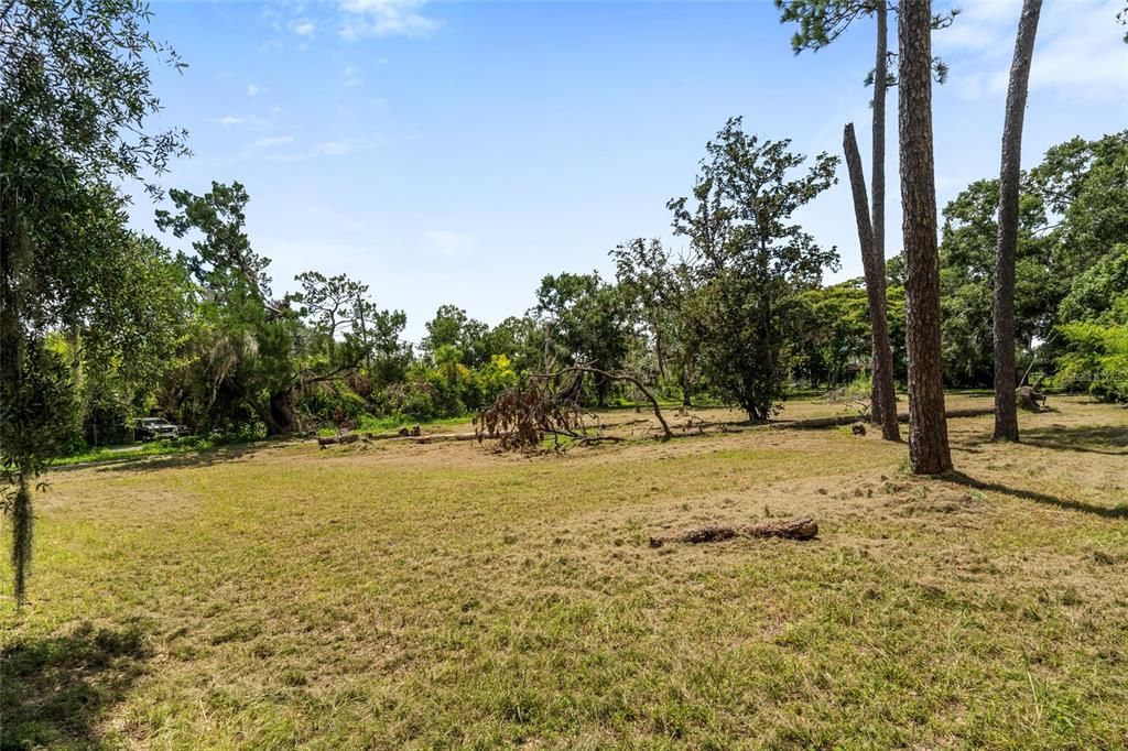 На продажу: $995,405 (0.55 acres)