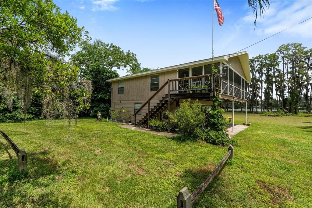 На продажу: $995,405 (0.55 acres)