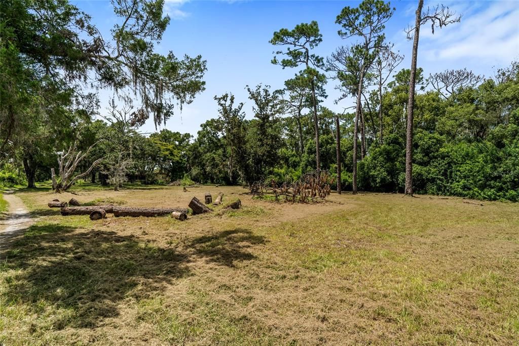 На продажу: $995,405 (0.55 acres)