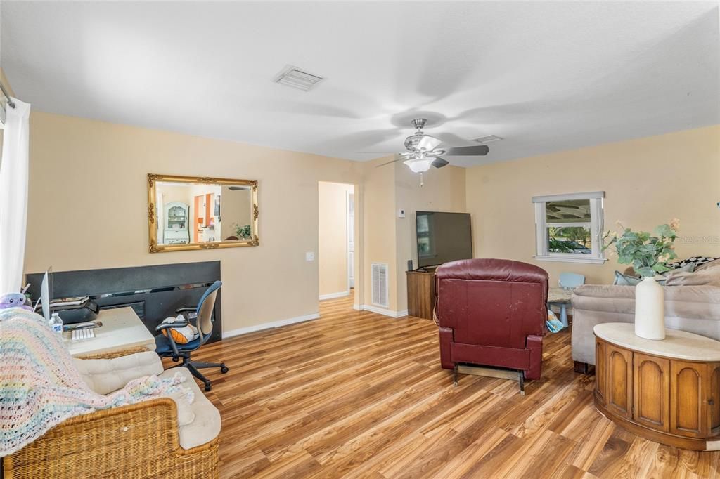 На продажу: $995,405 (0.55 acres)