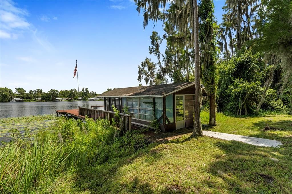 На продажу: $995,405 (0.55 acres)