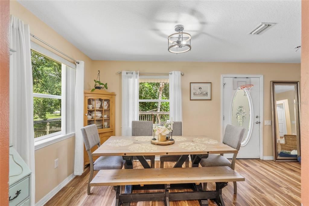 На продажу: $995,405 (0.55 acres)