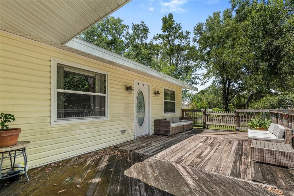 На продажу: $995,405 (0.55 acres)