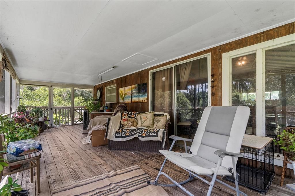 На продажу: $995,405 (0.55 acres)