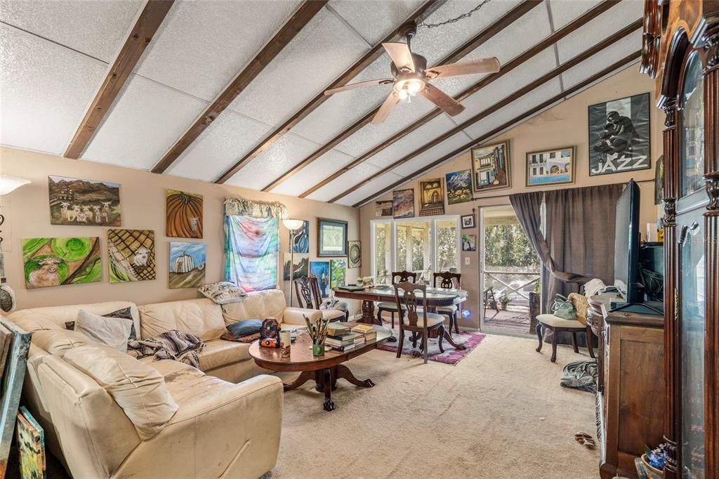 На продажу: $995,405 (0.55 acres)