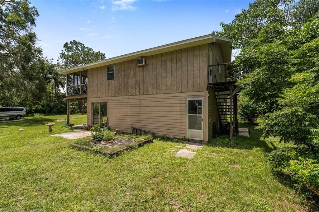 На продажу: $995,405 (0.55 acres)