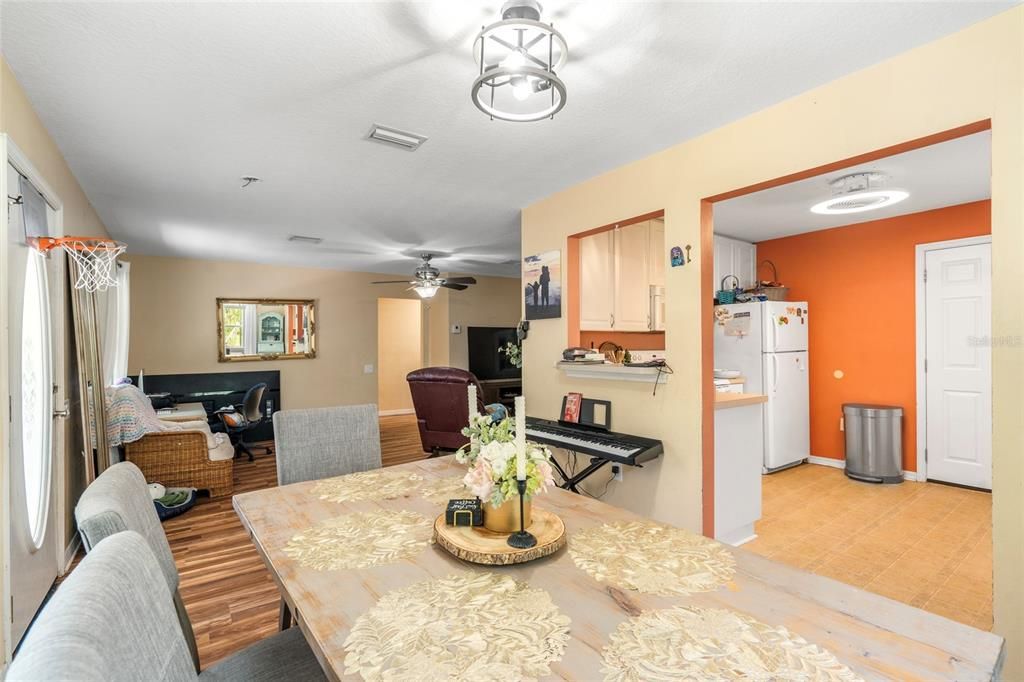 На продажу: $995,405 (0.55 acres)