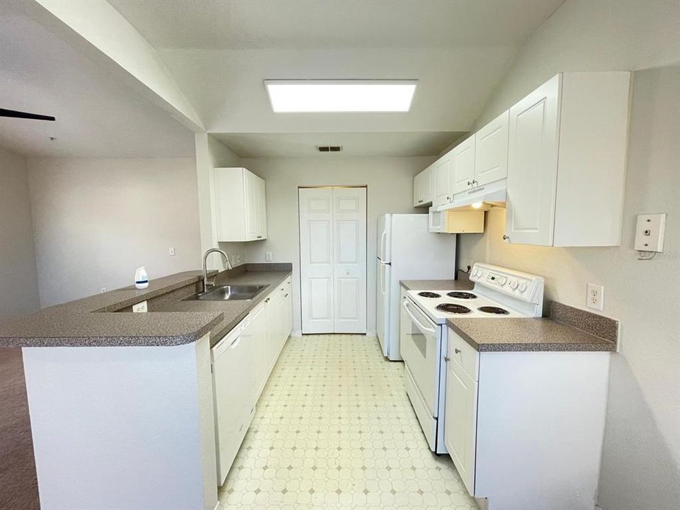 合同活跃: $1,295 (1 贝兹, 1 浴室, 708 平方英尺)