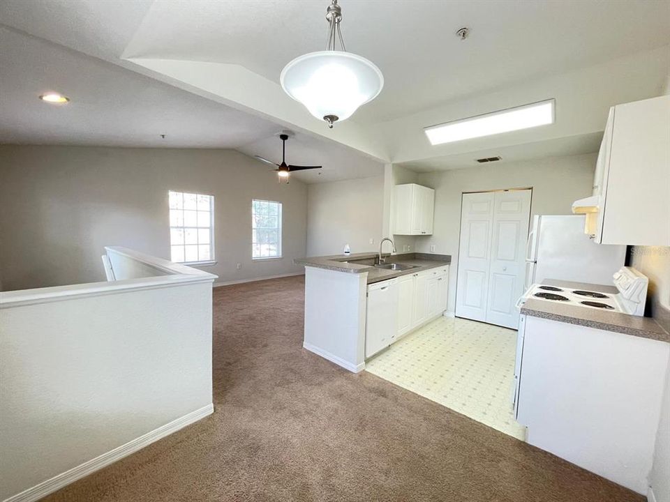 合同活跃: $1,295 (1 贝兹, 1 浴室, 708 平方英尺)