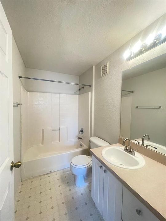 合同活跃: $1,295 (1 贝兹, 1 浴室, 708 平方英尺)