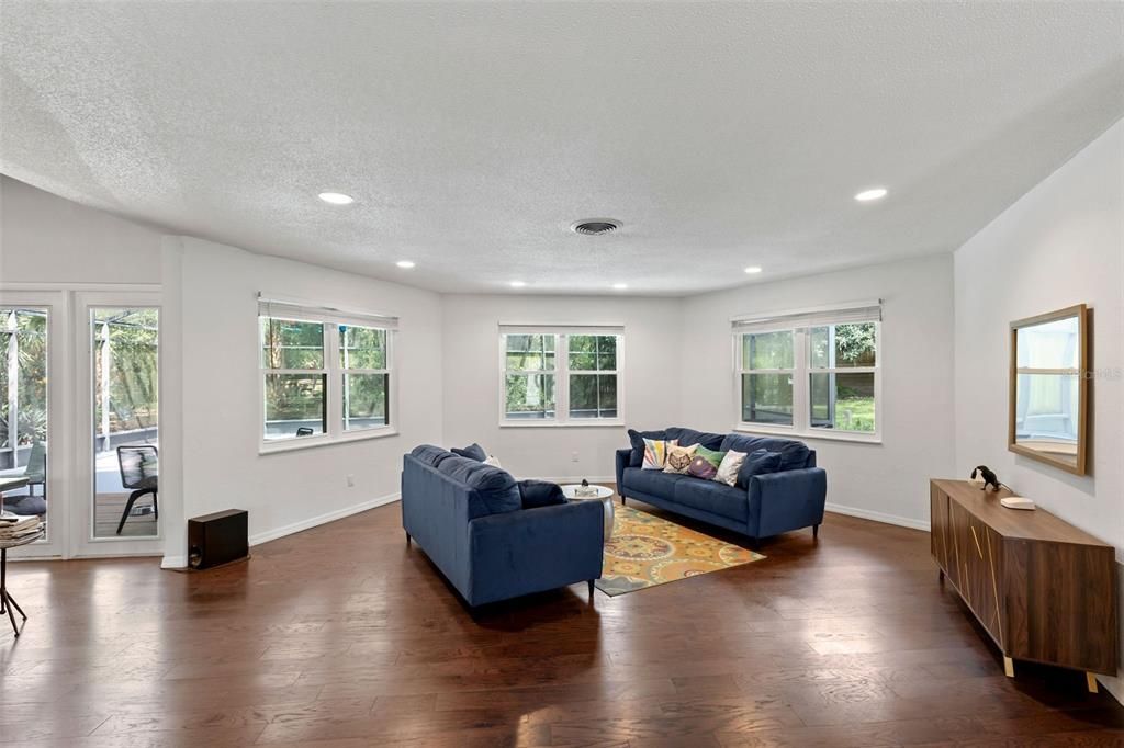 For Sale: $624,900 (4 beds, 2 baths, 3293 Square Feet)