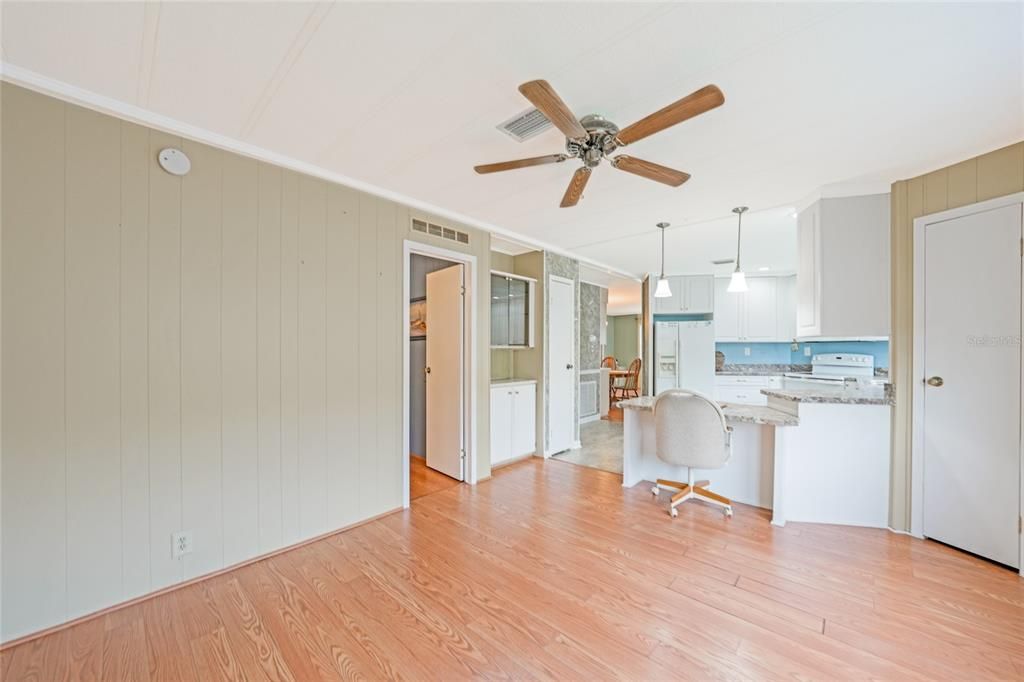 合同活跃: $189,000 (2 贝兹, 2 浴室, 1392 平方英尺)