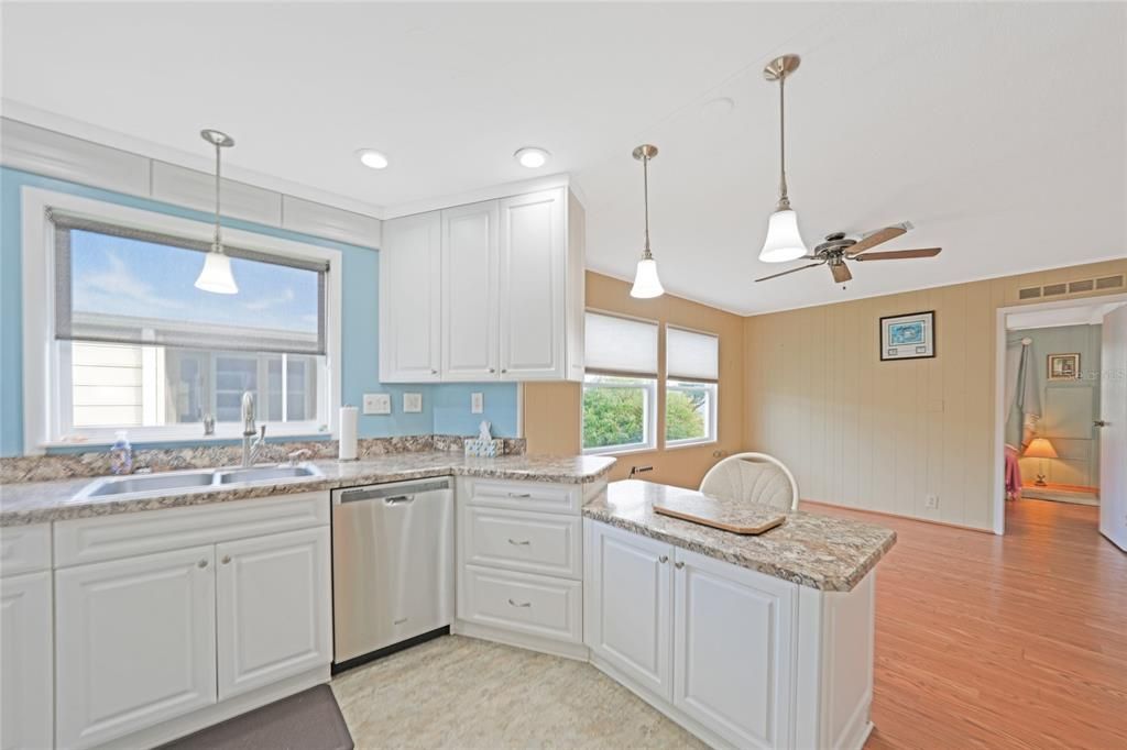 合同活跃: $189,000 (2 贝兹, 2 浴室, 1392 平方英尺)