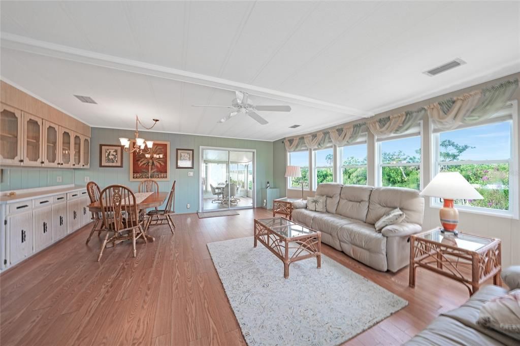 合同活跃: $189,000 (2 贝兹, 2 浴室, 1392 平方英尺)