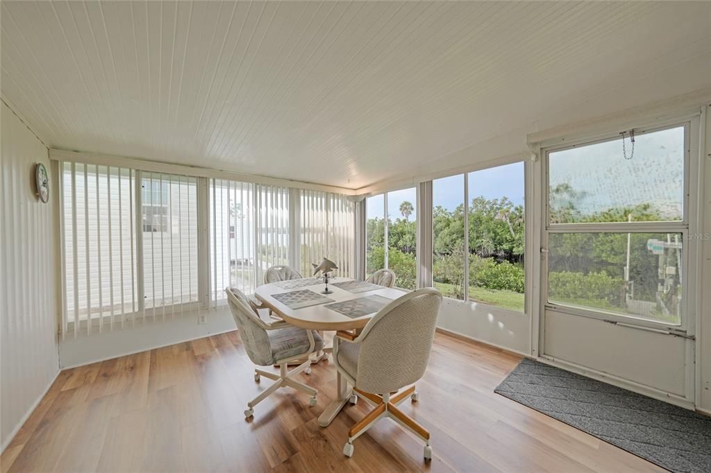 合同活跃: $189,000 (2 贝兹, 2 浴室, 1392 平方英尺)