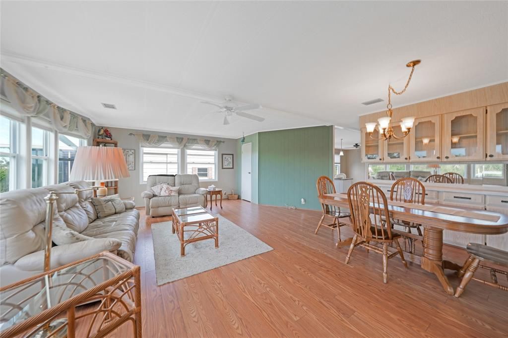 合同活跃: $189,000 (2 贝兹, 2 浴室, 1392 平方英尺)