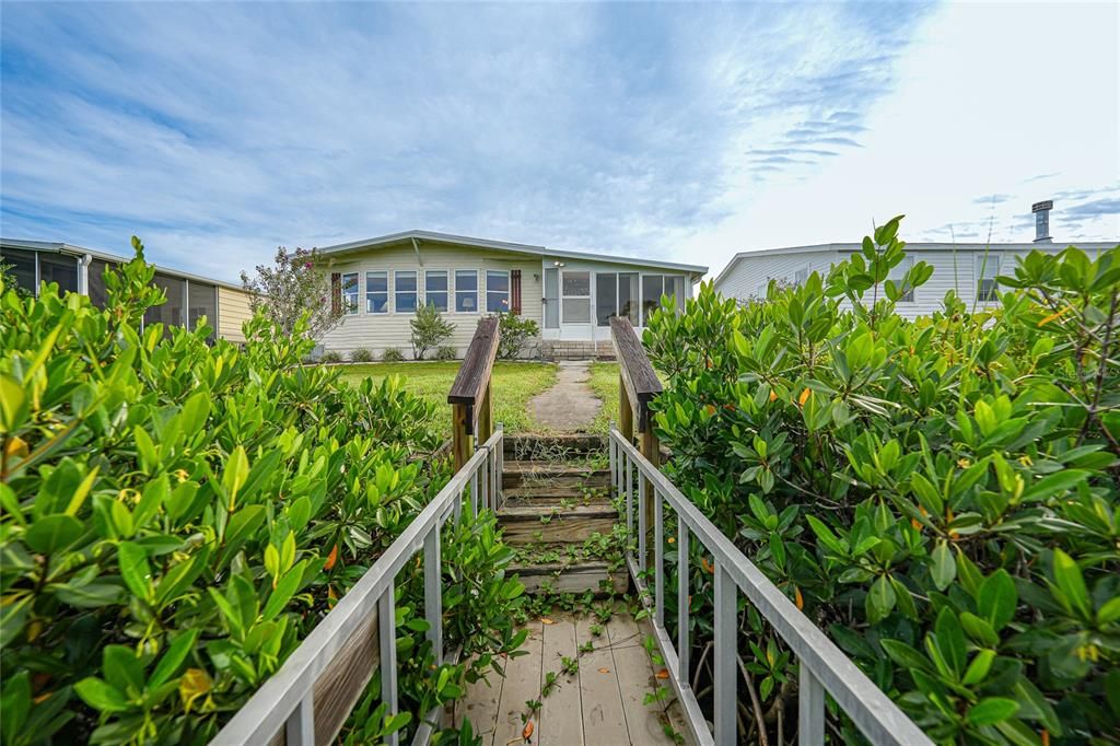 合同活跃: $189,000 (2 贝兹, 2 浴室, 1392 平方英尺)