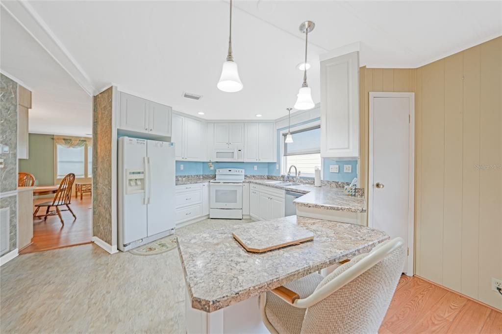 合同活跃: $189,000 (2 贝兹, 2 浴室, 1392 平方英尺)