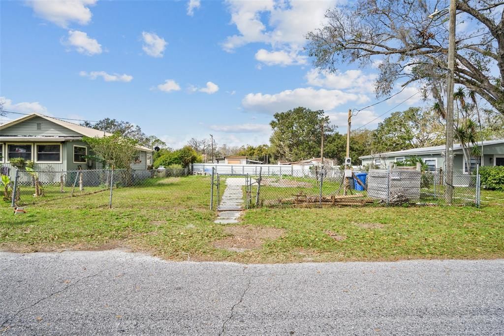 合同活跃: $140,000 (0.12 acres)