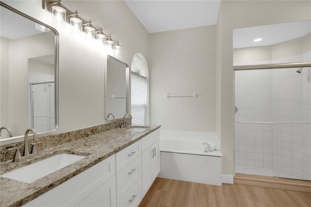 合同活跃: $465,000 (4 贝兹, 2 浴室, 1970 平方英尺)