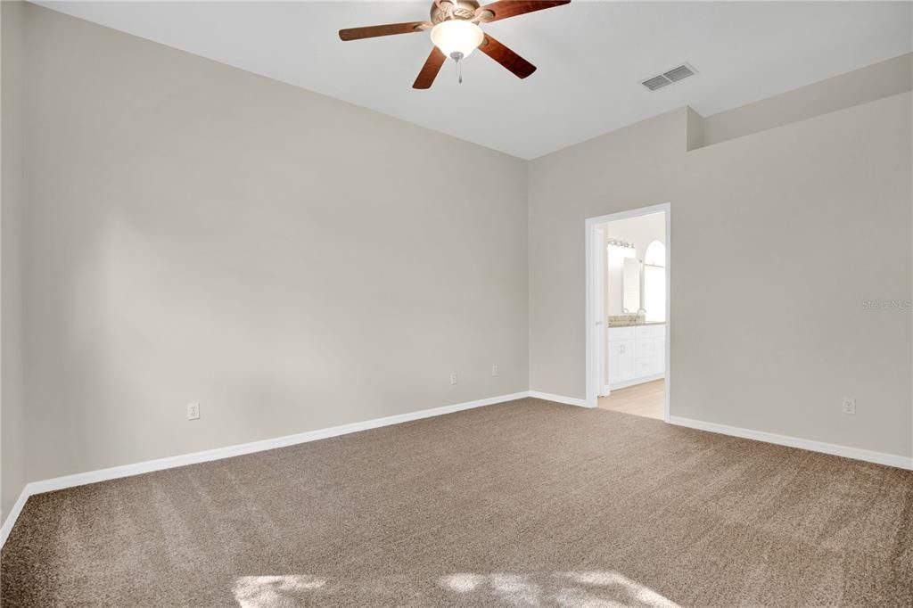 合同活跃: $465,000 (4 贝兹, 2 浴室, 1970 平方英尺)