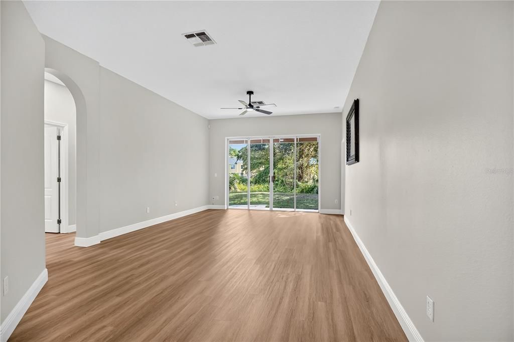 合同活跃: $465,000 (4 贝兹, 2 浴室, 1970 平方英尺)