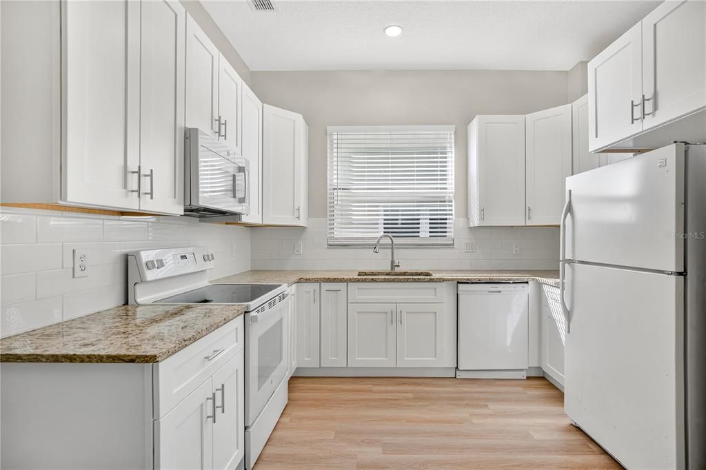 合同活跃: $465,000 (4 贝兹, 2 浴室, 1970 平方英尺)