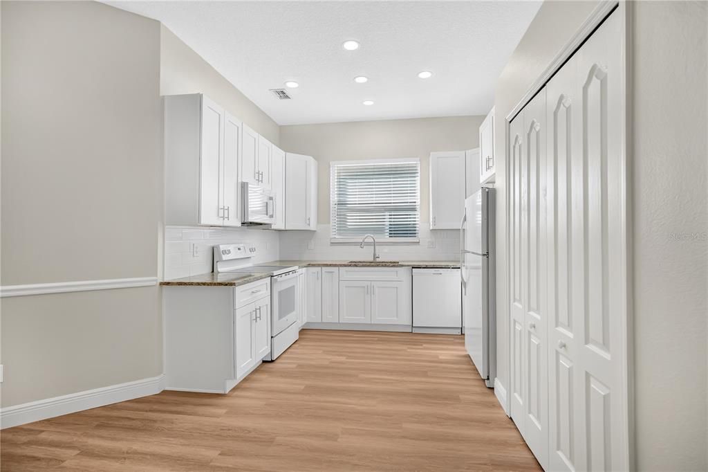 合同活跃: $465,000 (4 贝兹, 2 浴室, 1970 平方英尺)