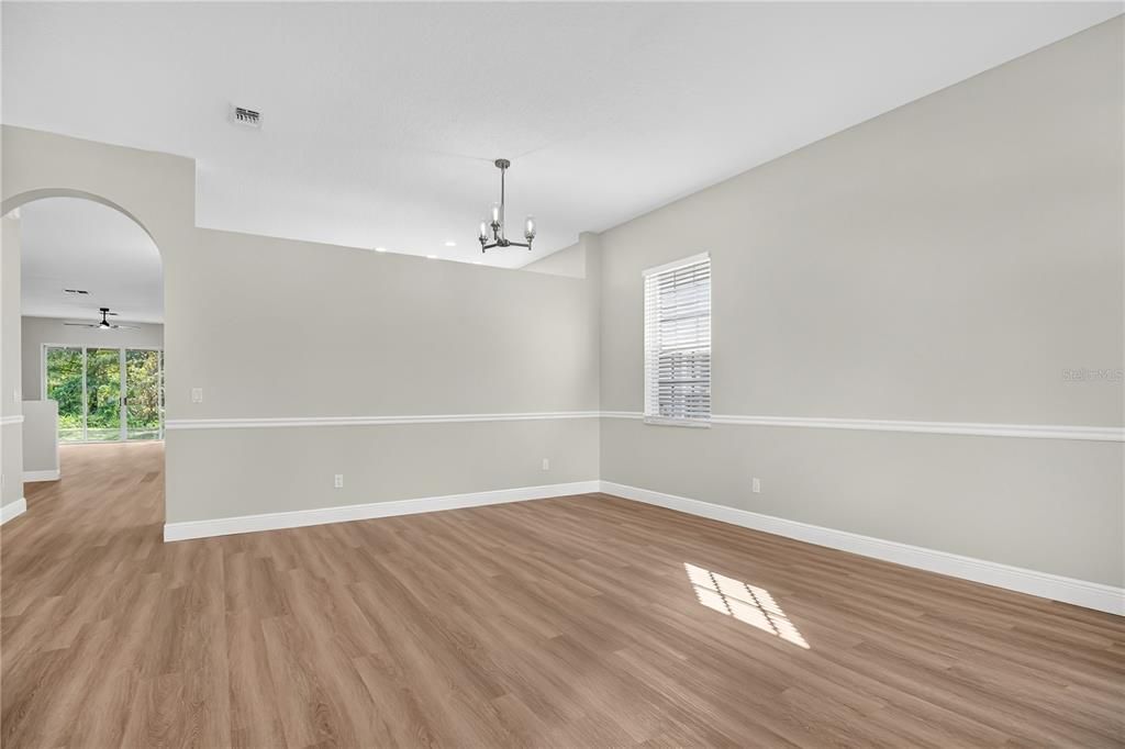 合同活跃: $465,000 (4 贝兹, 2 浴室, 1970 平方英尺)