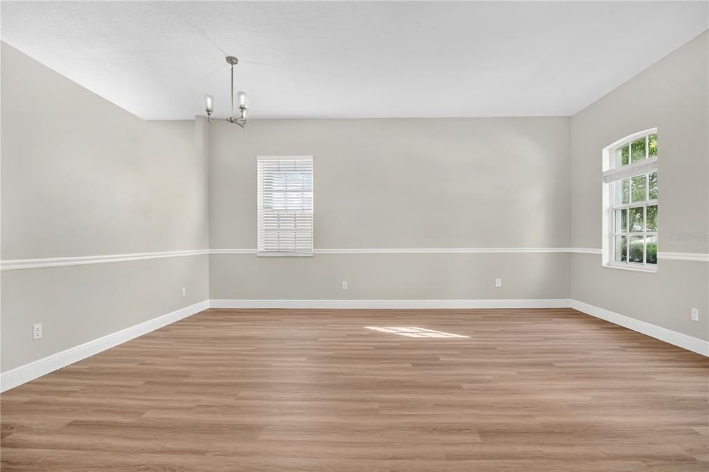 合同活跃: $465,000 (4 贝兹, 2 浴室, 1970 平方英尺)