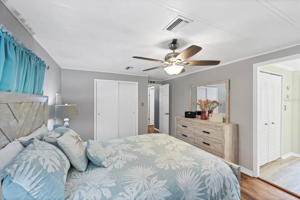 На продажу: $159,900 (2 спален, 2 ванн, 1056 Квадратных фут)