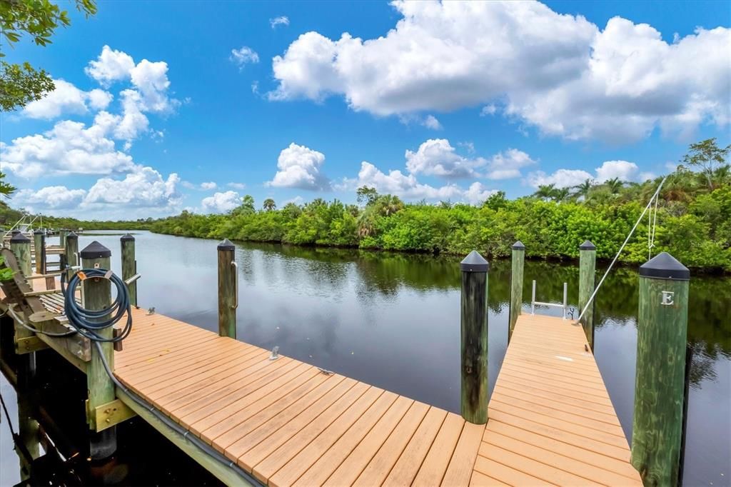 На продажу: $159,900 (2 спален, 2 ванн, 1056 Квадратных фут)