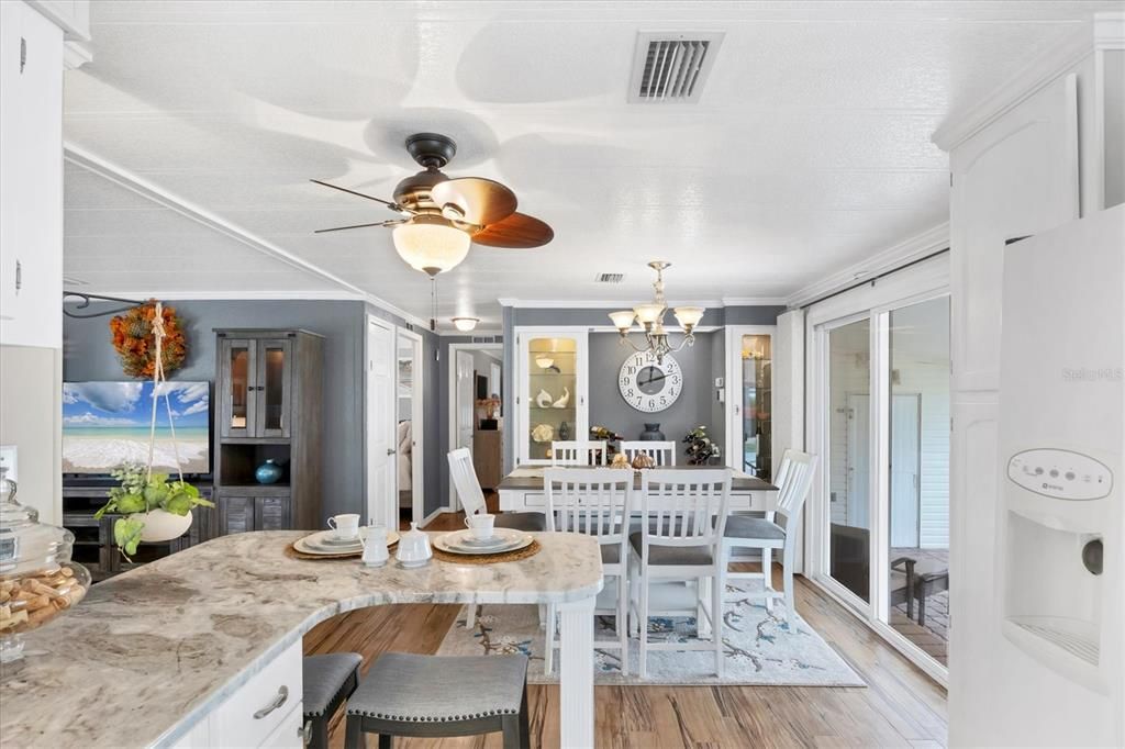 На продажу: $159,900 (2 спален, 2 ванн, 1056 Квадратных фут)