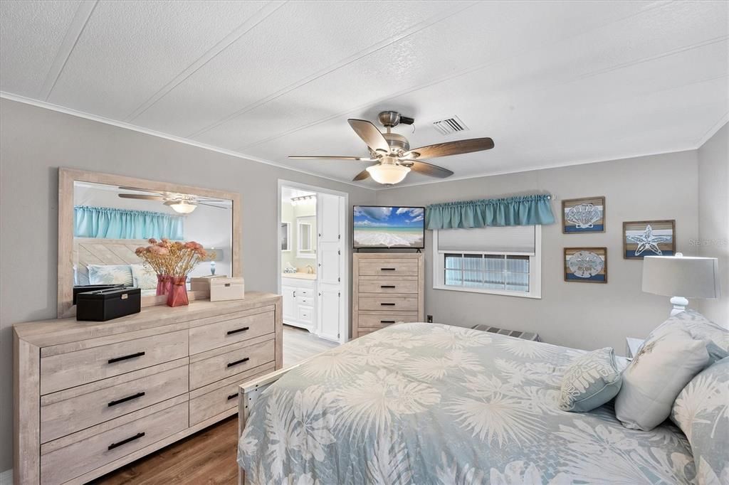 На продажу: $159,900 (2 спален, 2 ванн, 1056 Квадратных фут)