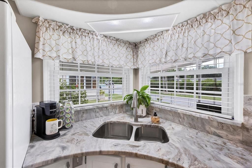 На продажу: $159,900 (2 спален, 2 ванн, 1056 Квадратных фут)